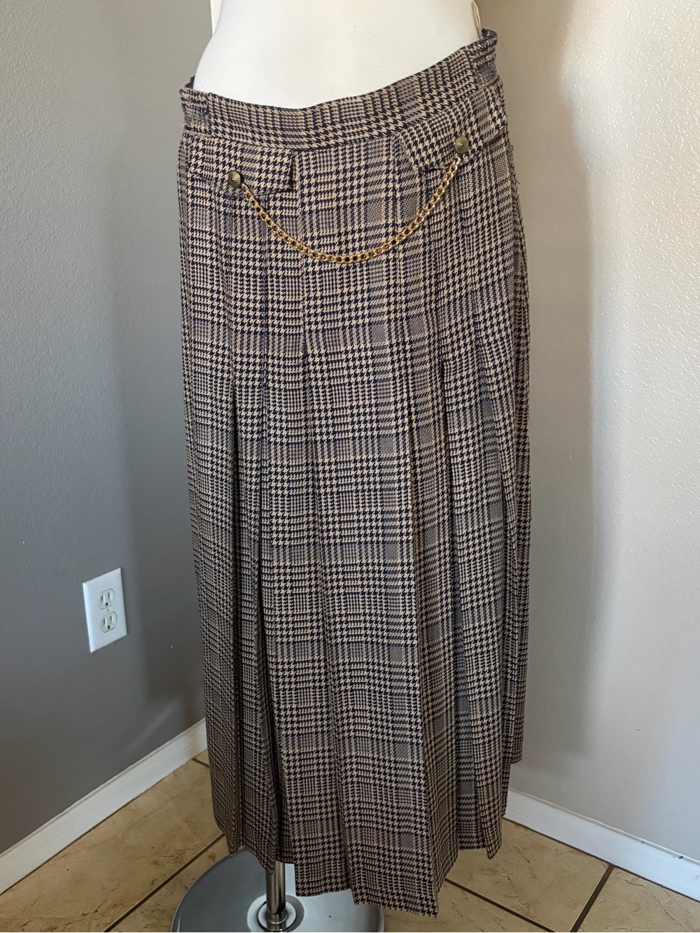 Vintage tan jay Plaid Midi Pleated Skirt with Chain Detail - Brown/Black